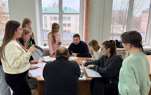 Учасники звітної конференції за грою в математичне UNO